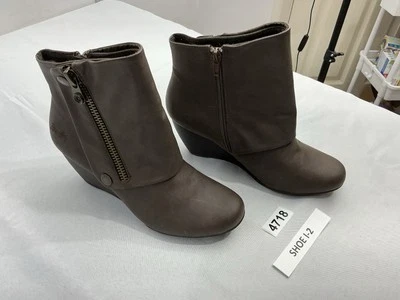 Womans Blowfish Ankle Boots 9 Brown Dbl Side Zip Wedge Heel NWOT  - Image 1 of 4