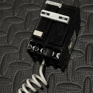 Eaton GFTCB230 30A 2-polig GFCI Leitungsschutzschalter Typ GFCB / HAGF Steckzopf - Bild 1 von 8