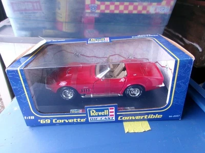 Revell Chevy Corvette 1969 red convertible 1/18 diecast, new in original box - Image 1 of 4