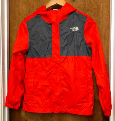 Rompevientos rojo mediano North Face para niños jóvenes Foto 1 de 4