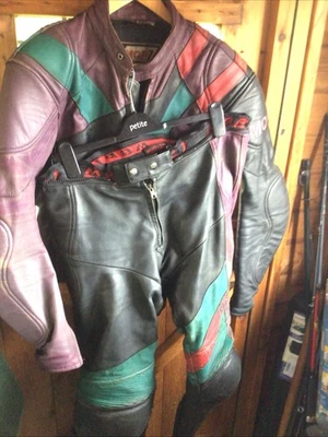 "De colección MQP Motocicleta Dos Piezas Cuero Púrpura Verde Negro 34"" Pecho Cintura 34""" Foto 1 de 4