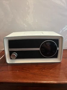 Phillips Retro FM Radio Alarm Clock 30 PIN iPod iPhone Speaker Dock ORD2100B/37 - Picture 1 of 10