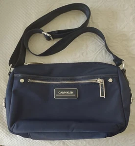 Calvin Klein HANDBAG ~ Navy Sussex Messenger Crossbody ~ Top Zip ~ Zip Pockets - Picture 1 of 10