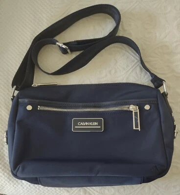 BOLSO DE MANO Calvin Klein ~ Bandolera Mensajero Sussex Azul Marino ~ Cremallera Superior ~ Bolsillos con Cremallera Foto 1 de 4
