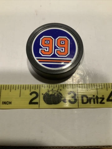 Vintage Wayne Gretzky 99 Hockey Puck Magnet NHL Edmonton Oilers Cover