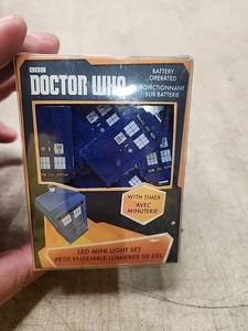 Doctor Who Batteria LED Tardis Mini Luci Progettato da Kurt Adler NUOVO - Foto 1 di 6