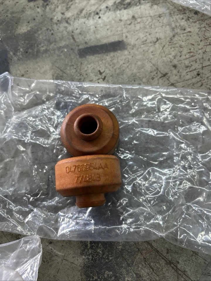 Bujes de montaje de amortiguador trasero Dodge Avenger 2008 Foto 1 de 1