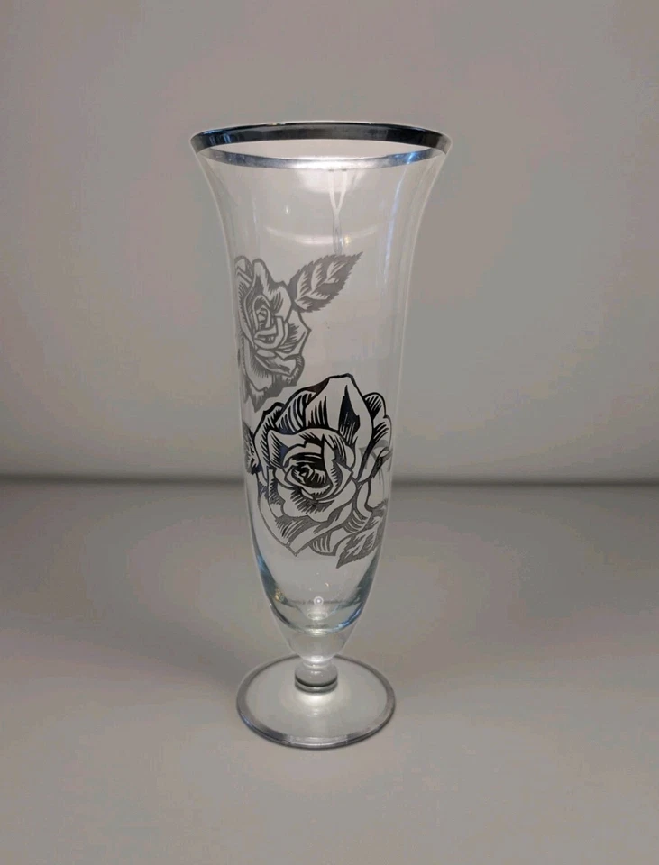 Jarrón vintage Rockwell Silver Company con patas de cristal con rosas superpuestas de plata Foto 1 de 4