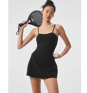 Vestido de tenis Alo Yoga negro mediano Alosoft lado de la cancha correas ajustables incorporadas pantalones cortos - Imagen 1 de 8