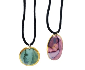 Zwei schöne handgefertigte glasierte Keramik Anhänger - oval und rund - an 20" Schnüren - Bild 1 von 10