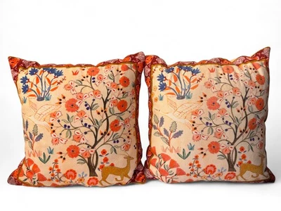 一对 Michaela 枕头 Anthropologie 鹿与花卉民间艺术霜/珊瑚 16 英寸 — 第 1/4 张图片