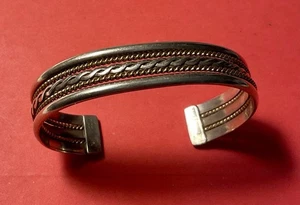 Ein Vintage Sterlingsilber und Gold gefüllt Armreif Armband von Navajo Franklin Tahe. - Bild 1 von 7
