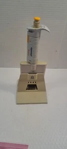 Eppendorf RESEARCH 8-channel pipette 300 with stand - Picture 1 of 9