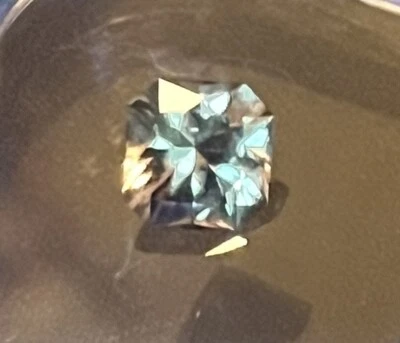 2.15 克拉方形眼部清洁天然黄蜂高品质宝石罕见变色 — 第 1/4 张图片