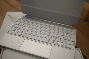 Apple Magic Keyboard for iPad Pro 11‑inch (M4) British English - White MWR23B/A - Picture 1 of 5