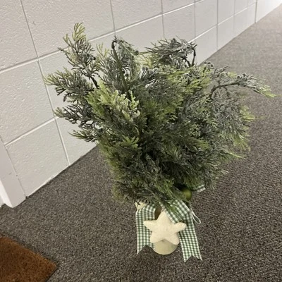 Árbol brillante esmerilado falso RAZ Imports con estrella y cinta Foto 1 de 4