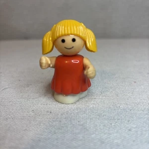 Vintage Tonka Mightys Little People Bandai Figur 2" Puppe rotes Kleid & Schweineschwänze - Bild 1 von 7