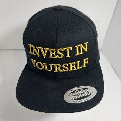 Chapéu ajustável Snap Back Invest In Your Self Bordado preto mistura de madeira - Imagem 1 de 4