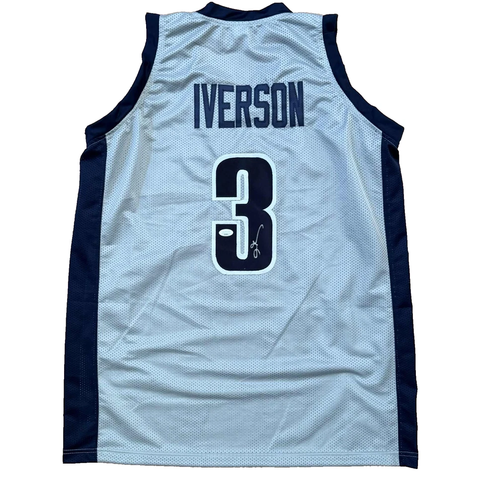 Camiseta deportiva de baloncesto universitaria gris autografiada/firmada de Allen Iverson Georgetown JSA  Foto 1 de 2