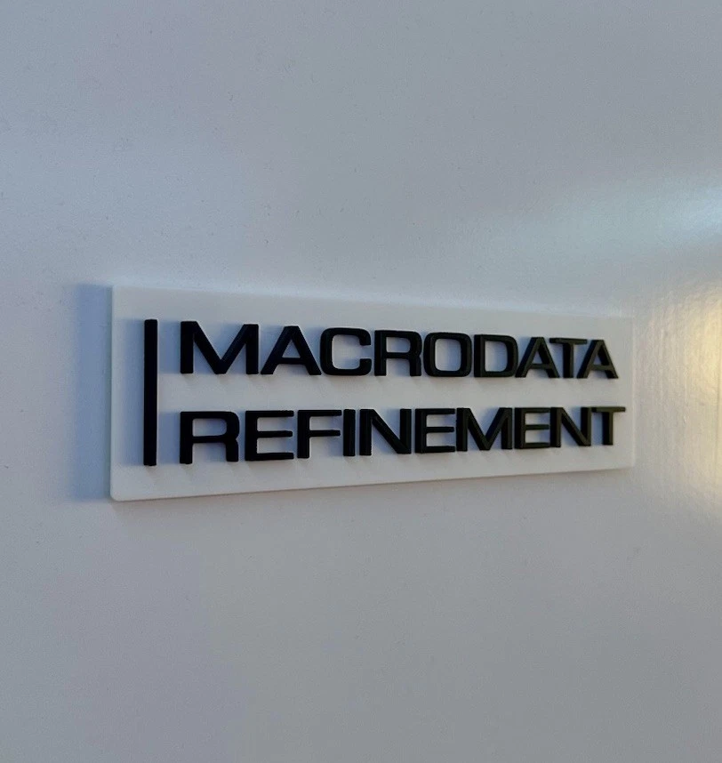 "Letrero de refinamiento Severance Macrodata 8x2"" - Lumon oficina arte de pared ventilador regalo" Foto 1 de 4