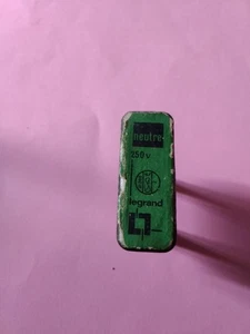 Legrand Porzellan Sicherung neutral Stifte Ø 5 und 6 mm Abstand 2 cm gebraucht  - Bild 1 von 2