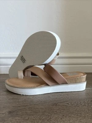 Женские босоножки Dolce Vita на плоской подошве 8,5 без застежек желтовато-коричневые с кольцом на носке бежевые - Изображение 1 из 4