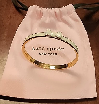 Brazalete Brazalete y Bolsa de Regalo KATE SPADE NEW YORK Lazo Blanco y Dorado Foto 1 de 4