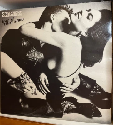 SCORPIONS - LOVE AT FIRST STING Rock You Like a Hurricane 1st UK 1984 LP VG+/VG+ Foto 1 de 4
