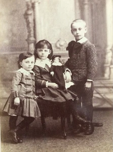 1890’s Young Brother Sisters & Bisque Doll CABINET CARD PHOTO Antique American - Bild 1 von 2
