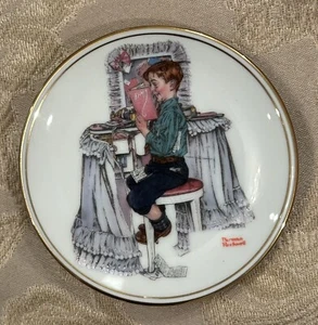 Norman Rockwell Miniature Collector’s Plate  “SECRETS” Vintage D1-28 - Picture 1 of 2