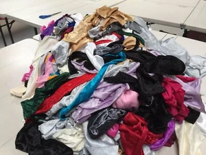 Zufällige unifarbene Samtschrottbeutel - ideal für alle Arten von Handwerk - Bild 1 von 2