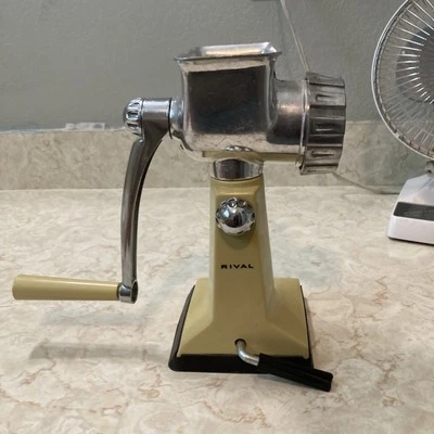 Manivela manual vintage Grind-O-Mat Rival Grinder Harvest Gold Foto 1 de 4