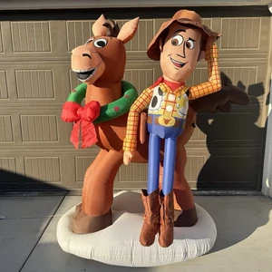 Gemmy Disney 6 Fuß Toy Story Sheriff Woody und Bullseye luftgeblasen aufblasbar LESEN - Bild 1 von 22