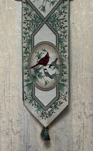 Vögel einer Feder Wandteppich Tischläufer 13"x72" Hergestellt in den USA Kardinal & Chickadee - Bild 1 von 4