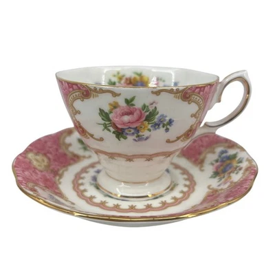 Juego de platillos taza con patas Royal Albert Lady Carlyle 1944 floral Inglaterra porcelana de hueso Foto 1 de 4
