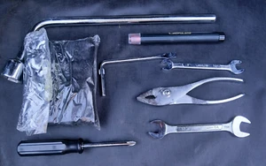 LEXUS LS400 OEM Unused Emergency Roadside Factory Tool Kit + Flashlight - '90-94 - Foto 1 di 9