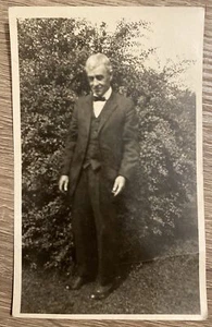 Vtg RPPC Photo Postcard Candid Shot Of Older Man Suit Bowtie Interesting Pose - Imagen 1 de 9