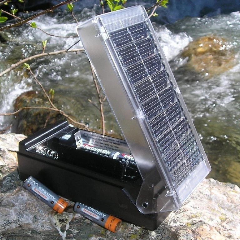 New Solar Battery Charger For AA AAA C & D! Charges 2 At A Time! Free Shipping! - Image 1 of 1