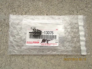 03 - 09 TOYOTA 4RUNNER LIMITED FRONT BUMPER UPPER GRILLE RETAINER CLIP NEW - Picture 1 of 1