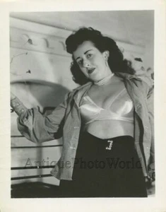 Semi nude brunette woman in pearl necklace vintage pin-up photo - Picture 1 of 1