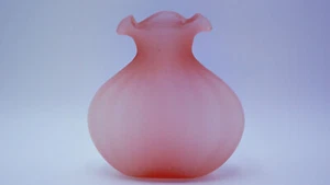 Vintage rosa satinierte Glasvase (optik) bauchig zwiebelförmig bearbeitet gekräuselter Rand 6" - Bild 1 von 8