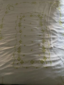 Tovaglia vintage ricamo fiori bianco, cotone verde lime, bordo 75” x 56” - Foto 1 di 8