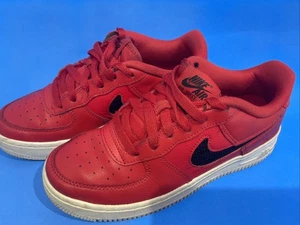 Nike Air Force 1 07 (Gs) Rojo-Negro-Blanco Talla 5 Y [DB2616-600] - Imagen 1 de 14