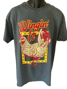 Camiseta Gildan Algodón Pesado Para Hombre Grande Gris Wingin' It Rooster Manga Corta - Imagen 1 de 7