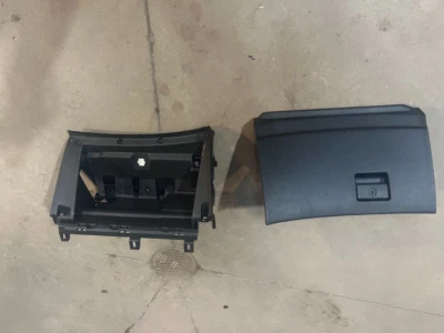 Guantera de almacenamiento con compartimento para Infiniti G37 2008-2013 con marco negra OEM Foto 1 de 3