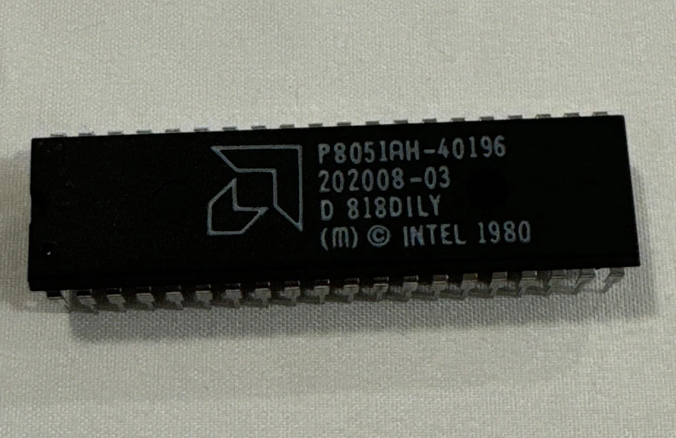 P8051AH-40196 8-bit Microcontroller, 12 MHz, PDIP-40, AMD / Intel 8051AH 1980 - Image 1 of 4