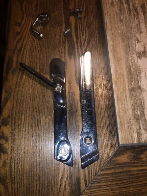 Plymouth Fury 1964 sedán techo rígido ventilación cerradura de ventana  Foto 1 de 4