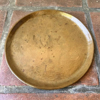 Bandeja para servir artesanías de cobre martillado Gustav Stickley Foto 1 de 4