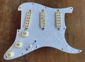 Golpeador Seymour Duncan Everything Axe Stratocaster BLANCO PERLOIDE/CREMA dividido - Imagen 1 de 2
