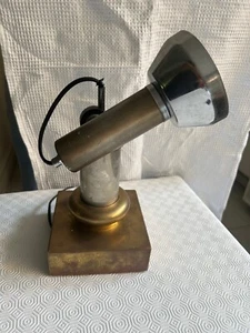 Lampada da tavolo vintage di design in stile "industrial" con base in ottone - Foto 1 di 4